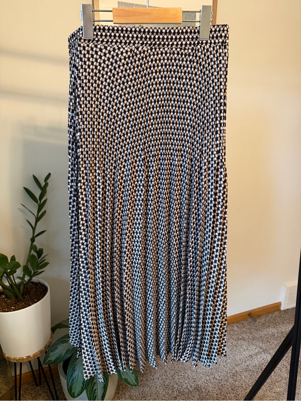 Max Studio Black and Cream Pleated Maxi Skirt